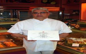 S. Sedó. Jaume Albornà amb el diploma de Mestre Artesà a la seva pastisseria La Confiança 
