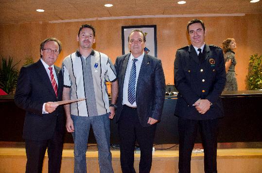 Ajuntament de Calafell. Joan Olivella, Francisco Clavero i José Antonio Lorenzo amb el ciutadà que va participar en el rescat d'una dona en un incendi
