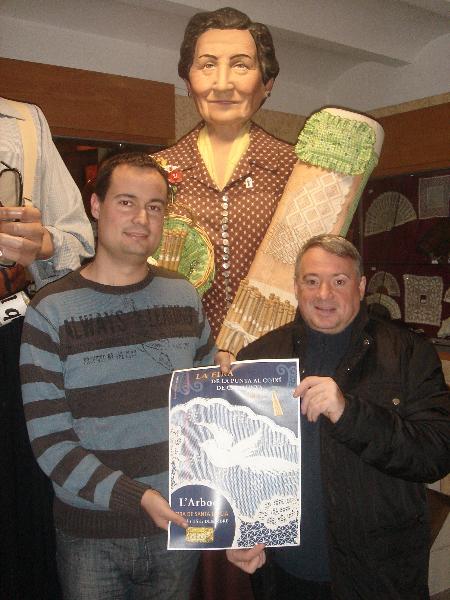 Ajuntament de l'Arboç. Joan Sans i Alfons Ribas amb la portada del programa de ledició 2013 de la Fira de Santa Llúcia de lArboç