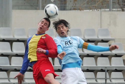 Valldosera, disputant una pilota aèria amb un jugador de l'Andorra / Miquel Vall