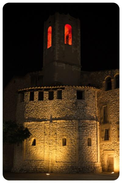 Ajuntament de Cunit.  La illuminació vermella al campanar de Cunit pel Dia Mundial de la Sida