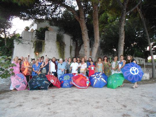 Ajuntament de Cubelles. La marxa de torxes caminant per la Pau a Cubelles