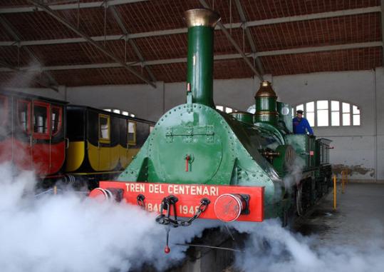 Museu del Ferrocarril. La Mataró, la rèplica de la primera màquina de vapor que va circular pel país