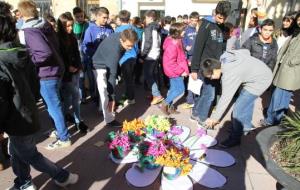 Ajt Sant Sadurní d'Anoia. La plaça de l'Ajuntament de Sant Sadurní s'omple de flors contra la violència