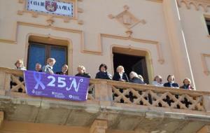 Ajuntament de Sitges. La presentació del mural i la banderola, i la lectura del manifest, obren els actes del 25N a Sitges