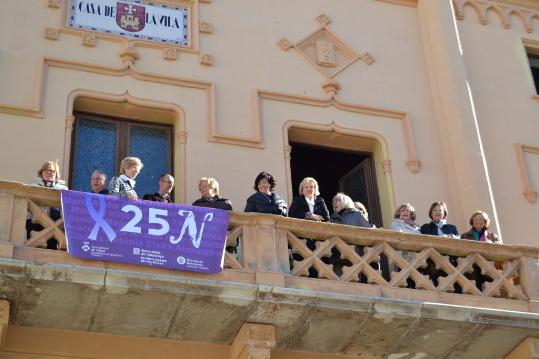 Ajuntament de Sitges. La presentació del mural i la banderola, i la lectura del manifest, obren els actes del 25N a Sitges