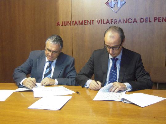 Ajuntament de Vilafranca.  Lalcalde de Vilafranca, Pere Regull, i el president de la Fundació Pinnae, Martí Solé, en el moment de la signatura del co