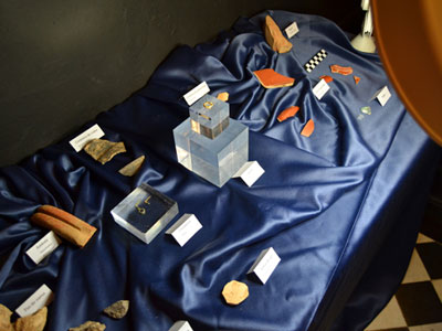 Museus de Sitges. L'aparició d'un anell d'or de l'època romana i noves troballes arqueològiques revisen els orígens de la vila de Sitges