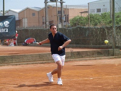 Un tennista, jugant a les actuals pistes