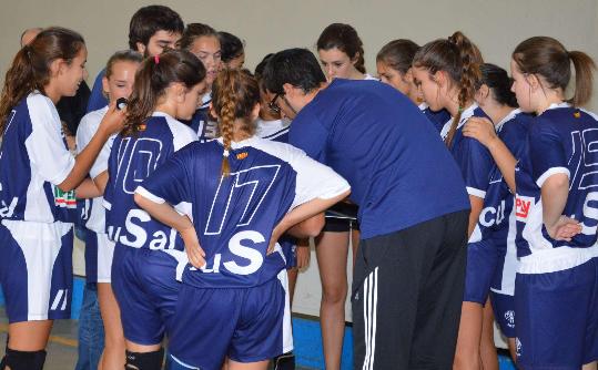 Cedida. Les jugadores del cadet femení del CH Vilanova, en un temps mort