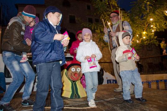 Ajuntament de Calafell. Més de 200 nens caguen el tió a Calafell