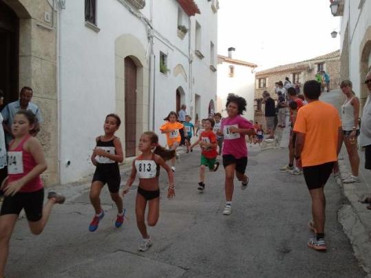 Arribada a meta dels més menuts i imatges dels diversos podis