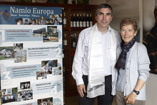 Pere Pons, i a la presidenta de Namlo Europa, Magda Nos