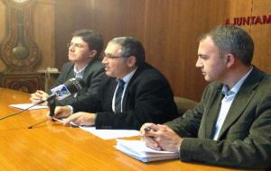 Ajuntament de Vilafranca. Pere Regull, acompanyat dels regidors Francisco Romero i Aureli Ruiz