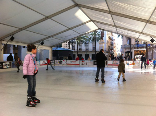 EIX. Pista de gel a la plaça de la Vila de Vilanova