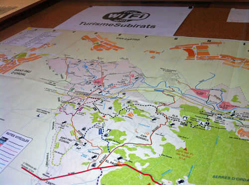 Plànol de les Rutes Vitivinícoles de Subirats a la cartellera de l'Oficina de Turisme de Subirats