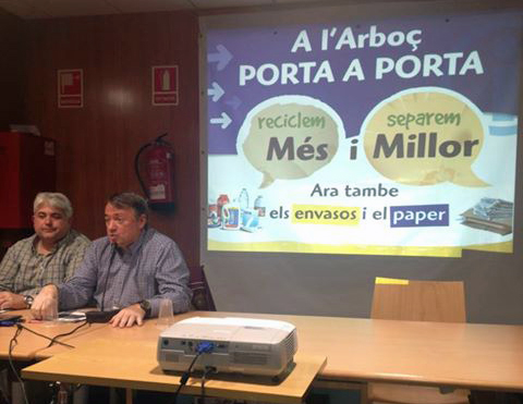 Joan Sans i Josep Raja, alcalde de lArboç, en una de les reunions informatives