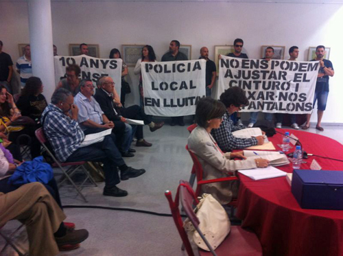 Imatge de la manifestació al ple del Ajuntament de Cubelles