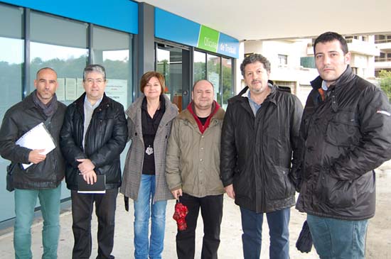 Representants del PSC i els sindicats UGT i CCOO davant de les Oficines de Treball de la Generalitat