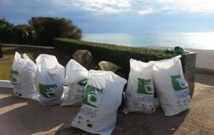 Consorci dels Colls. Recullen 80 quilos de deixalles netejant una part del litoral del Garraf