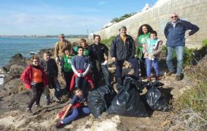 Recullen 80 quilos de deixalles netejant una part del litoral del Garraf