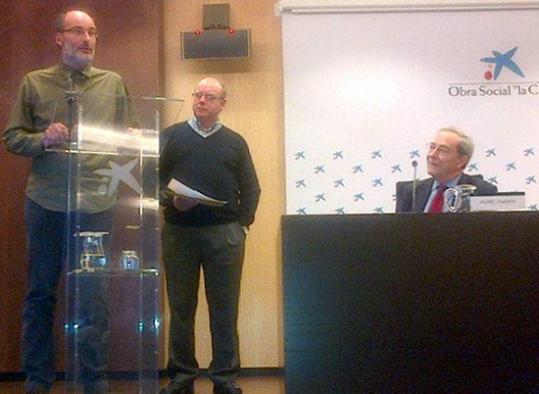 Eix. Representants d'Entrem-hi i Nou Set, recollint el premi en presència de Jaume Lanaspa, director general de la Fundació La Caixa