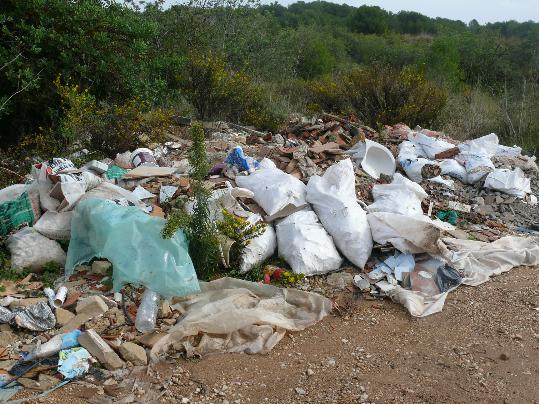 Retirades unes 300 tones de residus d'un espai natural al Vendrell