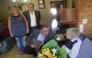 Ajuntament de Vilafranca. Rosa Martí Roca va rebre de mans de lalcalde lobsequi dun ram de flors