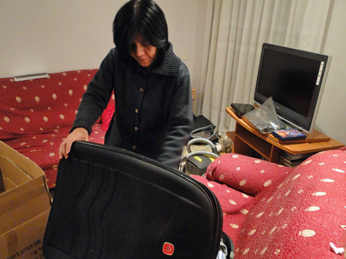 Sara Renjifo, preparant les maletes. Marc Guitart