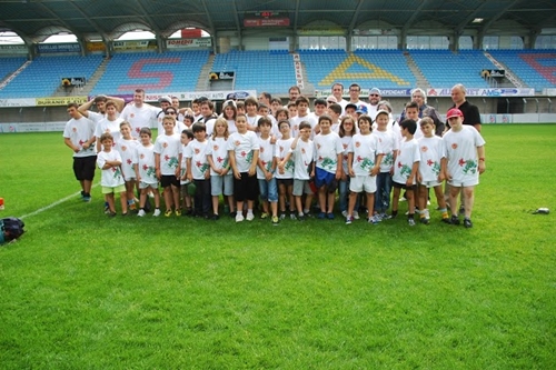 Les jugadors del SEL, a la gespa de l'estadi de la USAP