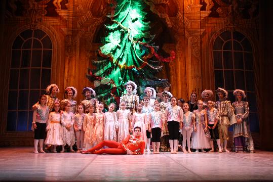 Teatre Casal. Setze infants de lescola de dansa Assumpta Trens enamoren al públic que assistia al Trencanous del Ballet Imperial Rus