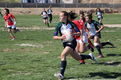 Una jugadora del Sitges seven femení, marxant per velocitat / Jaume Andreu