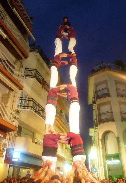 Jove de Sitges. Torre de set carregada per la Jove de Sitges