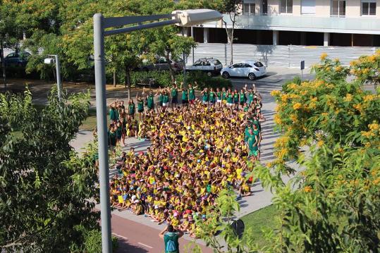 Imatge de tots els participants, abans de partir cap a una activitat