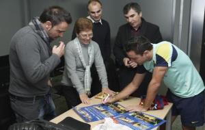 Xavi Hernández signant un dels posters
