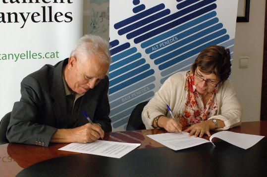 Eix. Xavier Cardona i Rosa Huguet signant el conveni