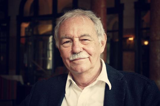 15.Eduardo Mendoza