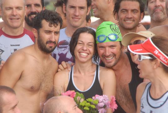 Ajuntament de Sitges. 244 nedadors acompanyen la Txell en lacció solidària Sitges neda per lesclerosi múltiple