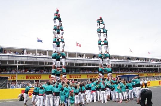 Castellers de Vilafranca. 3 i 4 de 8 simultanis dels Verds al Circuit de Catalunya