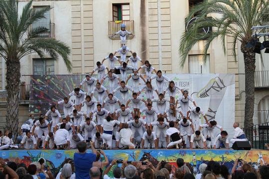 Ajuntament de Vilanova. Actuació dels Falcons de Vilanova a la festa major