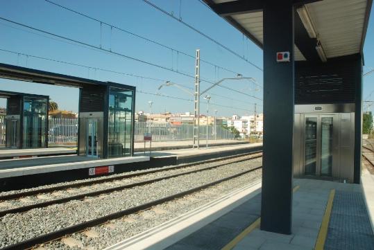 Ajuntament de Cunit. Adif instal.la nous tancaments a la tanca de lestació de tren de Cunit 