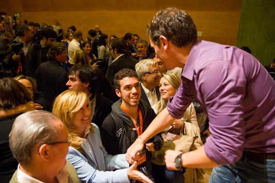 Ciutadans. Albert Rivera saluda a Juani Navarrete a la seu de Ciutadans i darrera es veu a Francis Álvarez