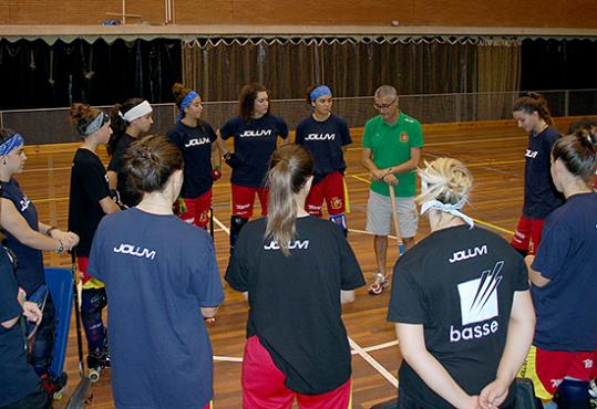 FEP. Alberto Mazón amb les jugadores de la selecció