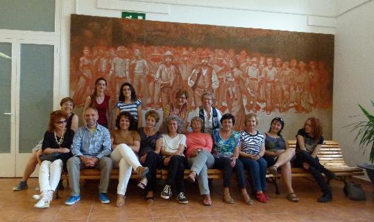 Ateneu Vilanoví. Alumnes de l'EMAID pinten un mural per a l'Ateneu Vilanoví