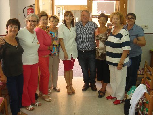 S. Sedó. Alumnes posant amb lalcalde de lArboç, Joan Sans, en una de les classes del curs dhivern de punta de lArboç 