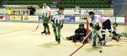 CP Calafell. Arnau Solé, al centre amb el braçalet de capità, en plena acció durant el partit daquesta temporada amb el Club Patí Vic