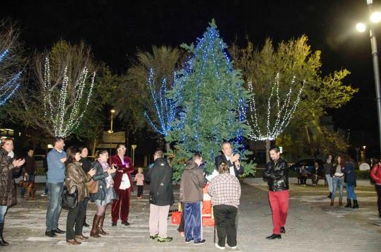Ajuntament de Calafell. Calafell ja llueix la il·luminació nadalenca