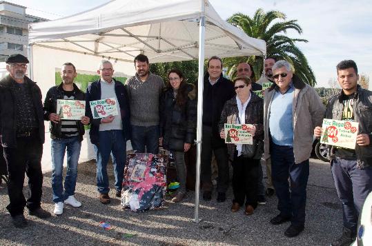 Ajuntament de Calafell. Calafell lliura les paneres de Nadal als guanyadors de la campanya de la Deixalleria Mòbil