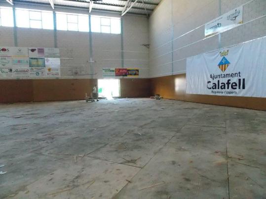 Ajuntament de Calafell. Calafell renova el paviment del pavelló Jaume Vilamajó