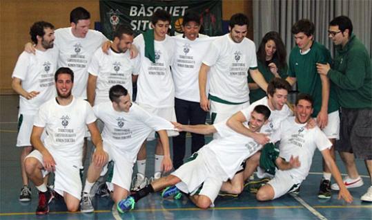Eix. Celebració de l'equip sènior B al finalitzar el partit